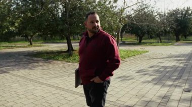 İş molası sırasında parkta bekleyen işçiler. 