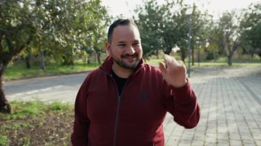 Parktaki Çalışan Meslektaşlarına merhaba diyor. . 