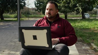 Açık havada çalışan Profesyonel İstihbarat Mühendisi . 