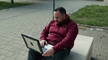 Kamu parkında çalışan bir adam video görüşmesi yapıyor.. 