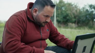 Parkta sorunları çözmeye çalışan bir adam. . 