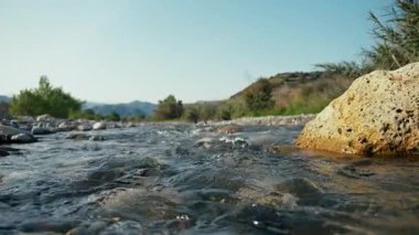 Doğadaki nehirden akan su. .