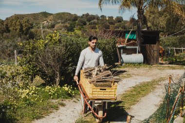 Avluda El Arabalı Adam Çalışıyor. 