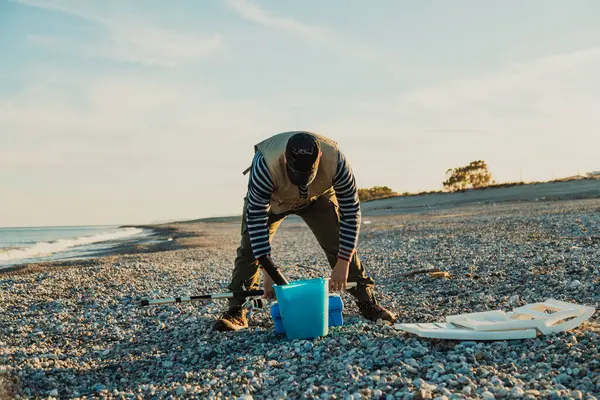 Denizde güneşli bir günde balık tutan adam 