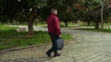 Çalışan Duraklama sırasında Park 'ta Rahatlıyor. 
