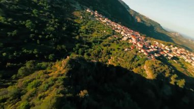 Calabria dağlarındaki bir derede FPV hava görüntüsü