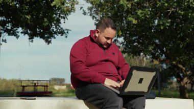 Parktaki bir mühendisin sıkı çalışması. . 