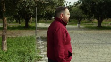 İşçi işten sonra şehir parkına gidiyor. . 