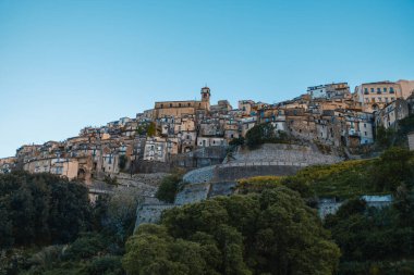 Güney İtalya 'da bir dağın üzerine kurulmuş bir köy