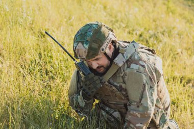 Savaştaki Asker Telsizle İletişim Kuruyor . 