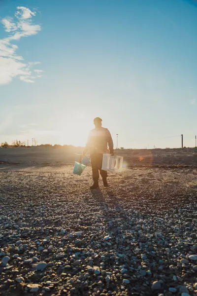 Denizde güneşli bir günde balık tutan adam 