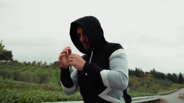 Hızlı ve Güçlü Dövüşçü Eğitimi Dışarıda Tek Başına . 