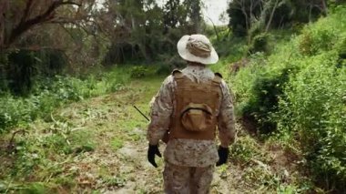 Yalnız Asker Toprak Yolu İzliyor . 