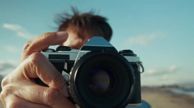 Plajda güneşli bir gün Eski model bir kamerayla, Pov. 