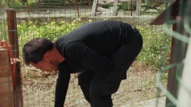 Çiftliğindeki hijyenle ilgilenen bir adam. . 