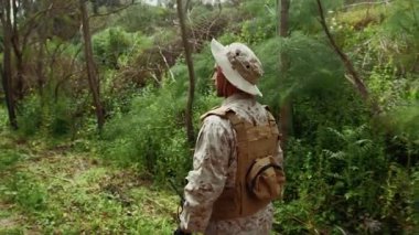 Ormanın Ağaçları Altında Üniformalı Asker . 