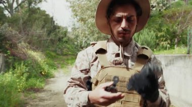 Konumunu bildiren pusulası olan paralı asker.. 