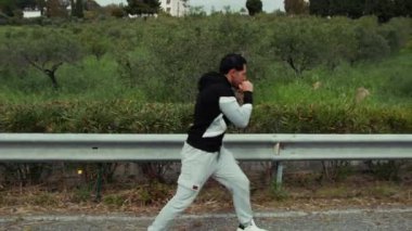 Sokaklarda Odaklanmış Boksör Eğitimi.