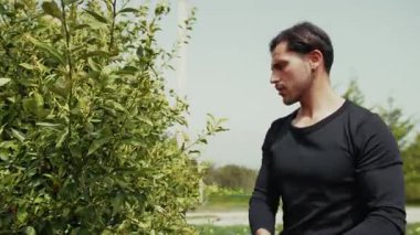 Mandalina ağacının büyümesiyle ilgilenen çiftçi. 