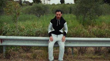 Sporcu zor eğitimden sonra ara verdi . 