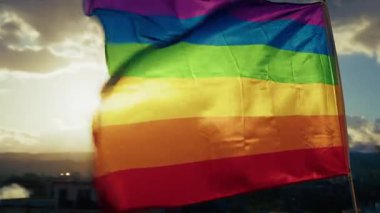 Mavi gökyüzünde LGBTQ Dalgalanan Bayrak.