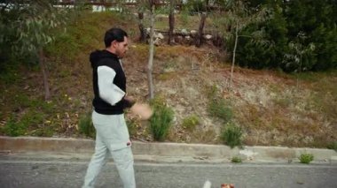 Profesyonel Dövüşçü Eğitimden Önce Isınıyor. 