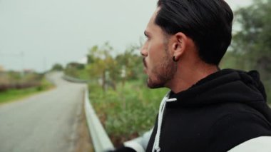 Yorgun profesyonel atlet Yolun kenarında dinleniyor . 
