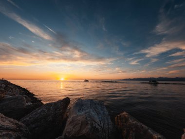 Kayalıklardan Okyanusu Gün Batımında İzlemek . 