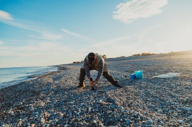 Denizde güneşli bir günde balık tutan adam 