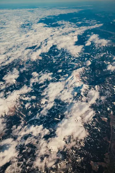 Dağların üzerinden bulutlar ve karlar yükseliyor.. 