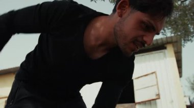 Çiftçi çapayla sıkı çalışıyor.. 