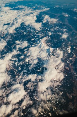 Yukarıdan Karlı Dağların Üzerindeki Bulutlar. 