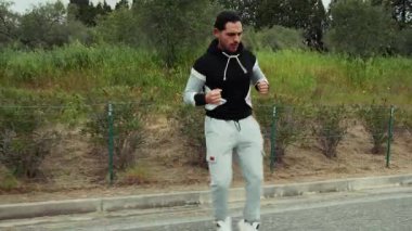 Ülke yolunda Dövüş Hamleleri Çalışan Adam. 