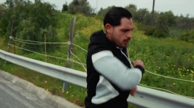 Profesyonel Boks Sporcusu Doğada Koşuyor. Yüksek kalite 4k görüntü