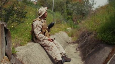 Silahlı asker doğaya bir ara veriyor.. 