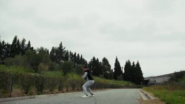 Sisli bir günde Doğada Profesyonel Sporcu Eğitimi . 