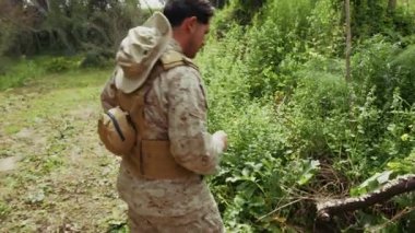 Paralı asker yürüyüşünü durdurdu. Bir şey onu cezbetti. . 