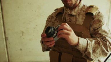 Asker, görevdeyken eski bir kamerayla fotoğraf çekiyor..