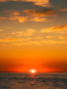 Gün batımına Turuncu Renk Veren Güneş Işığı . 