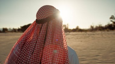 Şeyh yalnız başına çölde güneşle yüzleşiyor.. 