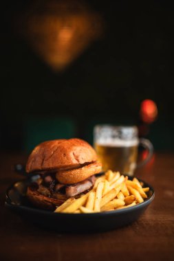 Patates kızartması ve soğan halkaları ve leziz bir Burges menüsü..