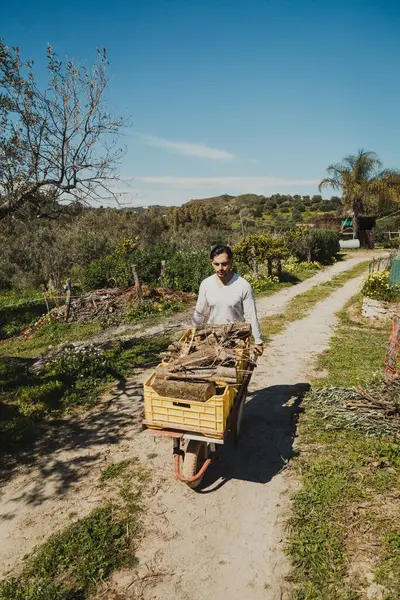 Çiftlikte el işi yapan bir adam için güneşli bir gün. .