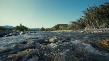 Taze su akıntısı taşlarda akıyor.. 