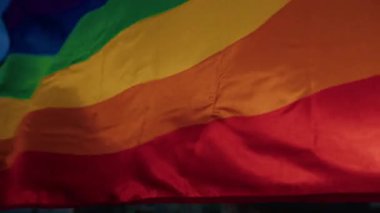 Mavi gökyüzünde LGBTQ Dalgalanan Bayrak.