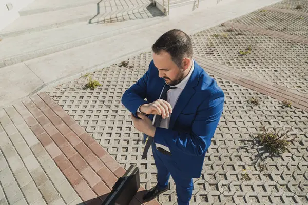 Güneşli bir günde takım elbisesiyle kendinden emin bir iş adamı..