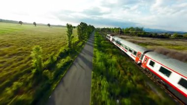 Beyaz ve Kırmızı Tren Doğada Hızlı Hareket Ediyor . 