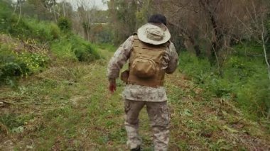 Yaralı Asker Yaradan Sonra Doğada Topallıyor . 