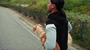 Adam iki köpeğinin ağırlığıyla antrenman yapıyor. . 