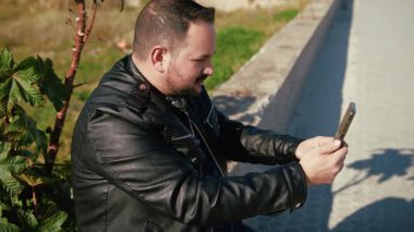 Siyah Arkaplanda Yıldız Döngüsünden Tek Işık. 