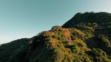 Calabria dağlarındaki bir derede FPV hava görüntüsü